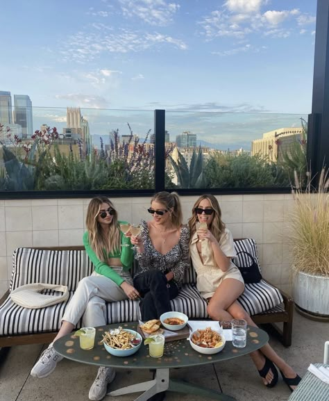 Friend Brunch, Brunch New York, Payton Sartain, Rooftop Brunch, Brunch Aesthetic, Work Vision Board, Girls Brunch, Vision Board Pictures, Fotos Goals