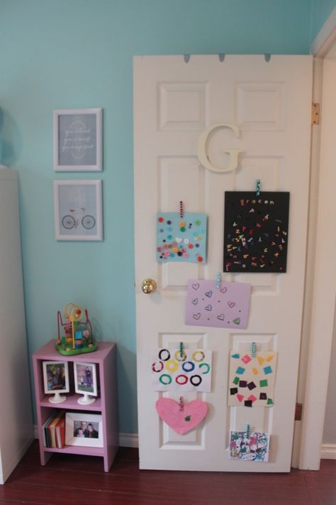 Preschooler's door gallery.  We have these clips one each kids' door and the pantry door to hang up artwork and schoolwork:) Kids Door Design, Fun Kids Crafts, Art Room Doors, Kids Door, Kids Art Galleries, Art Display Kids, Room Door Design, Bedroom Door, Pantry Door