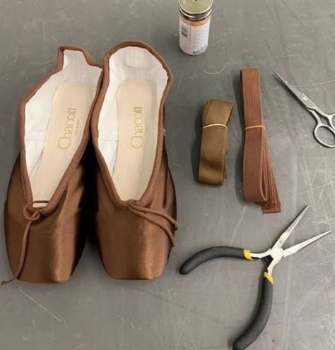 Brown Ballet Shoes, Girl Ballerina, Black Dancers, Ballet Pointe Shoes, Black Ballerina, Pretty Ballerinas, Ballet Class, Point Shoes, Ballet Girls