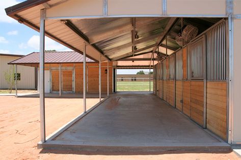 common for shedrow barns to have an overhang to shield horses from rain or outdoor elements. This L shaped barn by Choice Barns is beautiful. Mare Motel Ideas, Mare Motel, Simple Horse Barns, Horse Farm Layout, Dream Barn Stables, Lemari Tv, Horse Shed, Horse Farm Ideas, Stable Style