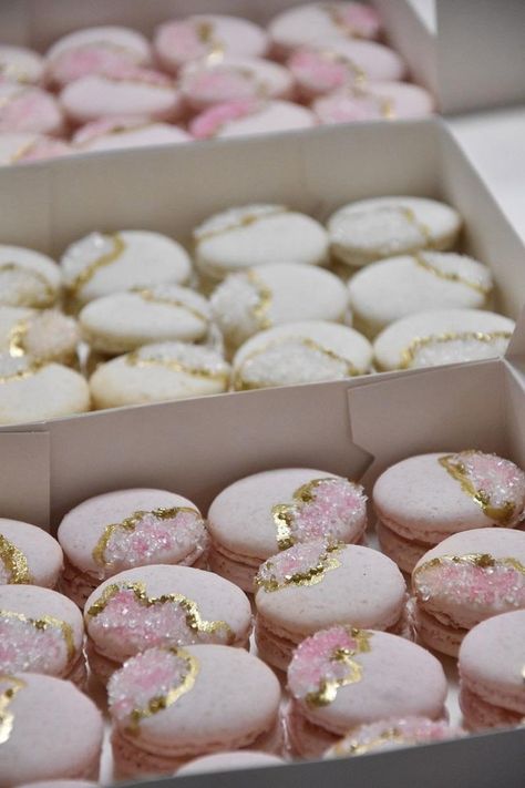 Macaron Display Ideas Presentation, Macarons Bridal, Macaroons Decoration Ideas, Macroon Ideas, Chocolate Plated Desserts, Elegant Macarons, Wedding Macaroons, Macaron Aesthetic, Macarons Ideas