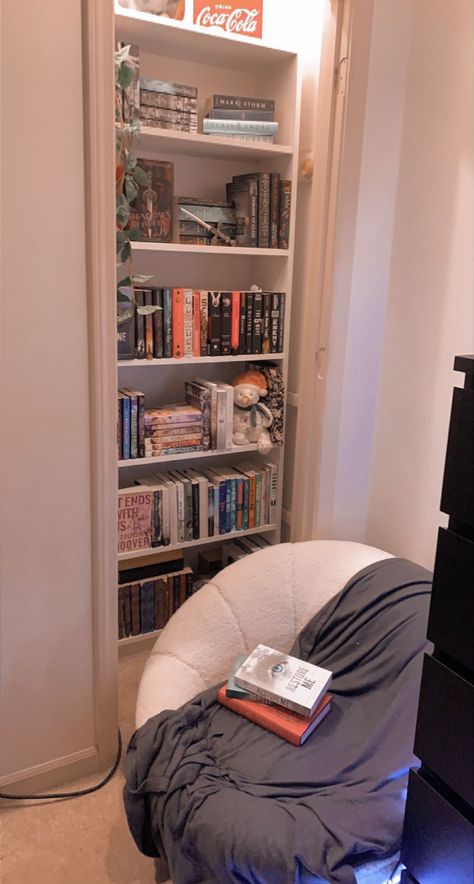 Books Corner Bedroom, Small Book Corner Ideas, Room With Bookshelves Aesthetic, Reading Corner Aesthetic Bedroom, Bookshelves Aesthetic Bedroom, Corner Book Shelf Ideas, Books Shelf Aesthetic, Small Book Shelf Ideas, Room Inspo Bookshelf