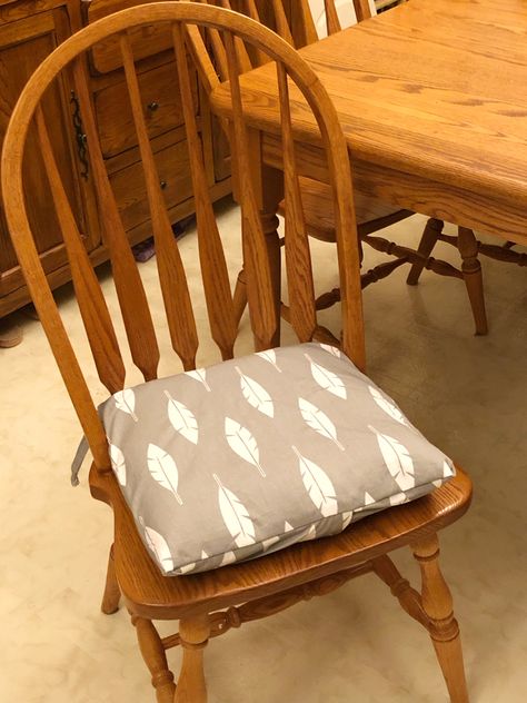 Simple Chair Cushion Covers with Chair Ties (Pinterest Challenge) - momhomeguide.com Diy Chair Cushions, Wood Kitchen Chair, Wooden Kitchen Chairs, Reupholster Chair Dining, Simple Chair, Dining Chair Seat Covers, Kitchen Chair Covers, Pinterest Challenge, Chair Ties