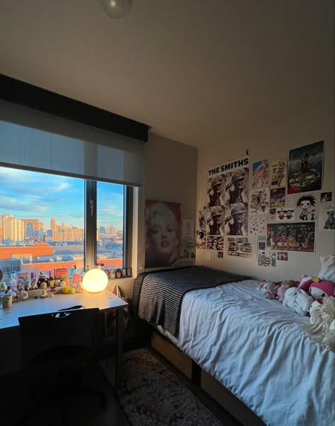 Trine University Dorm, New York City Dorm Room, Chapman University Dorm, Nyc College Dorm, Single Dorm Aesthetic, Exchange Student Bedroom Ideas, City Dorm Room Ideas, Stanford Dorm Room, Pace University Nyc Dorm