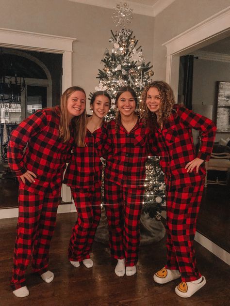 Friend Group Matching Christmas Pjs, Christmas Pajamas Girls Night, Friends Christmas Pajamas, Christmas Pijama Aesthetic, Christmas Pjs Aesthetic Family, Christmas Pyjamas Friends, Matching Christmas Pajamas Family Photos, Matching Christmas Pjs Friends, How To Look Good In Pictures