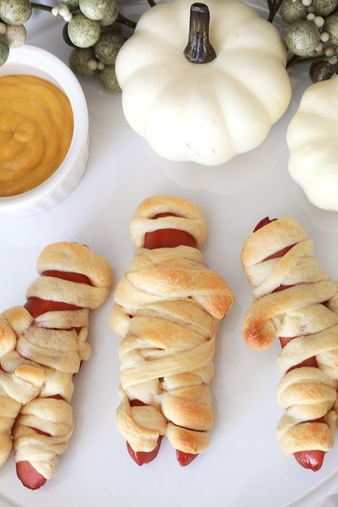 Super Easy Mummy Hot Dogs! (With arms and Legs) Mummy Hot Dogs, Halloween Appetizer, Halloween Appetizers Easy, Mummy Dogs, Halloween Party Appetizers, Gluten Free Puff Pastry, Fun Halloween Food, Halloween Idea, Easy Halloween Food