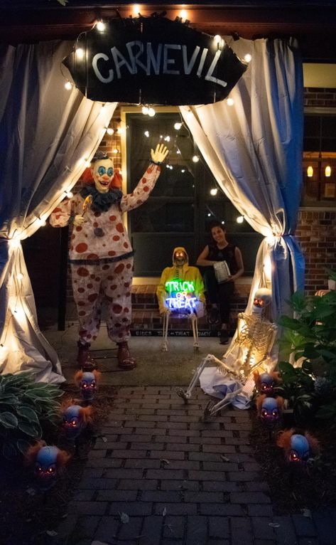 Carnival Display, Porch At Night, Spooky Carnival, Spooky Porch, Halloween Carnival Games, Haunted Carnival, Scary Halloween Decorations Diy, Carnival Outfit, Halloween Circus