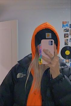 Carhartt Hat Aesthetic, Beanie Outfit Carhartt, North Face Beanie Outfit, Hoodie And Beanie Outfit, Beanie Aesthetic Outfits, Outfits With Carhartt Beanie, Beanie Looks Street Styles, Beanie And Hoodie Outfit, Beanies Aesthetic Girl