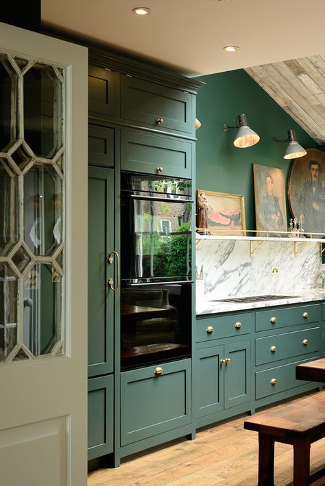 The Peckham Rye Kitchen - deVOL Green Kitchen Designs, Dark Green Kitchen, Devol Kitchens, Painted Kitchen Cabinets Colors, Kitchen Design Color, Green Kitchen Cabinets, English Kitchens, Dark Kitchen Cabinets, Decorating Shelves