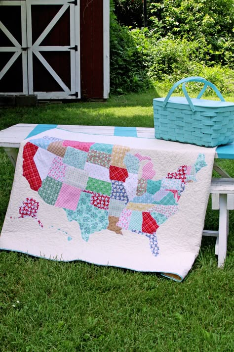 DIY US Map Lap Quilt #TriplePFeature Map Quilt, Quilt Tutorial, Maputo, Lap Quilts, Backyard Barbecue, Usa Map, Diy Quilt, Lap Quilt, Free Quilting