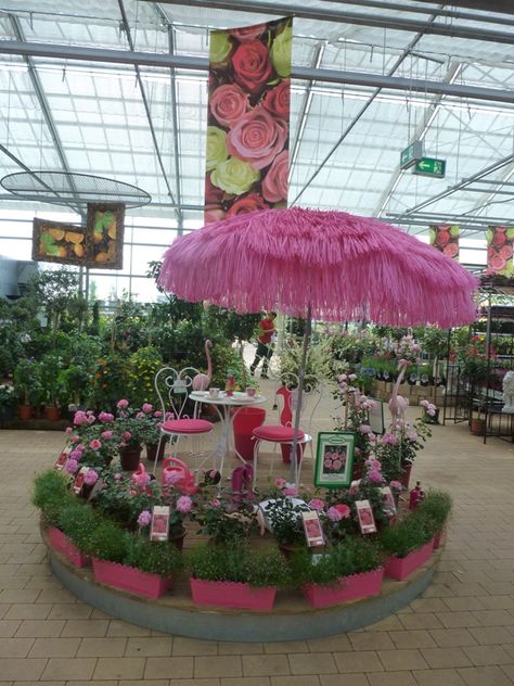 Garden Center Displays Retail Ideas, Level Garden, Inspirational Advice, Gift Shop Displays, German Flower, Garden Center Displays, Visual Merchandiser, Visual Merchandising Displays, Diy Display