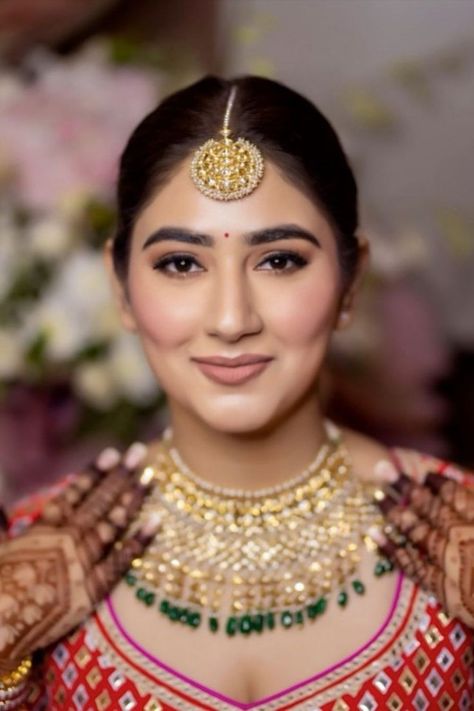 Pink Lehenga Makeup Look Simple, Minimal Makeup Bride, Soft Indian Bridal Makeup, Subtle Bridal Makeup Indian, Soft Glam Bridal Makeup Indian, Mekup Bride Simple, Simple Bridal Makeup Indian, Disha Parmar Wedding, Bride Makeup Indian