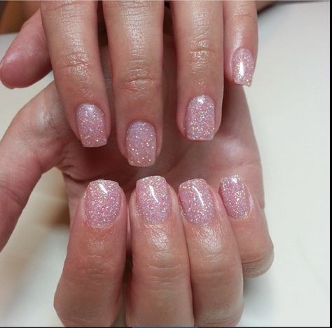 I really love this one. Pink glitter, short square nails! Pink Sparkle Nails, Emerald Nails, Glitter Nails Acrylic, Pink Glitter Nails, Short Square Nails, Short Square Acrylic Nails, Cute Gel Nails, Sparkle Nails, Sparkly Nails