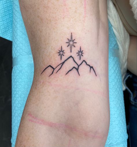 Acotar Rhys Knee Tattoo, Rhysand Knee Tattoo Fanart, Velaris Stars Tattoo, Acotar Star Tattoo, Rhysand Mountain Tattoo, Velaris Tattoo Simple, Acotar Rhysand Knee Tattoo, Acotar Rhysand Tattoo, Court Of Dreams Tattoo