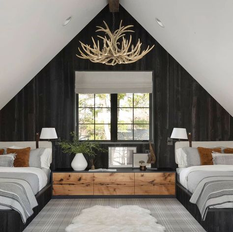 Modern Cabin Interior, Mountain Home Interiors, Cabin Interior Design, Antler Chandelier, Interior Minimalista, Cabin Interiors, A Frame Cabin, Cabin Style, Modern Cabin