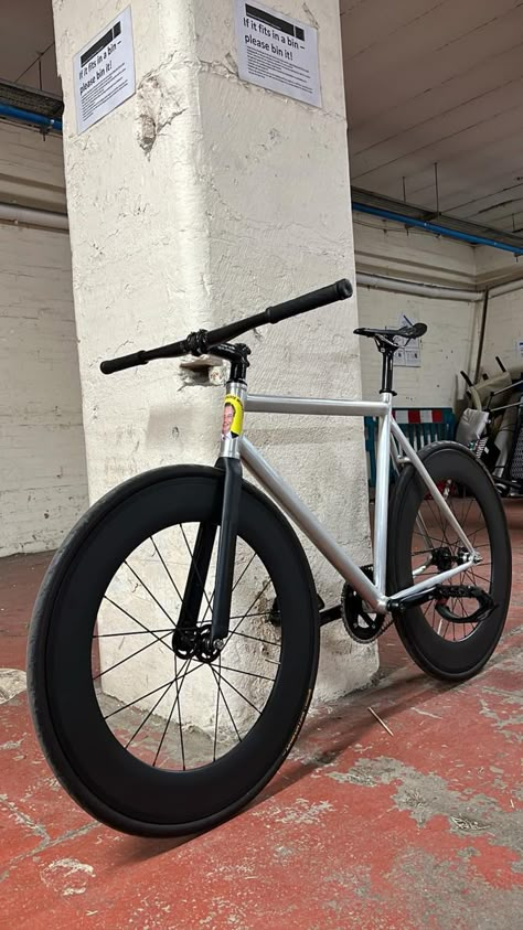 Fixie Bike Aesthetic, Fixie Bike Ideas Style, Fixie Bike Ideas, Fixie Classic, Urban Bike Style, Fixie Gear, Bike Decor, Bike Fixie, Bike Storage Garage