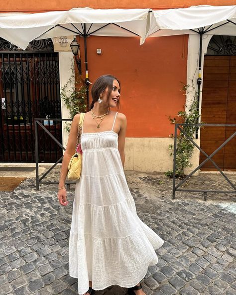 CLARA MILANO | Italian vibes 🍋���🍦🛵 Réf robe : @zara 0881/300 | Instagram Chic White Dress, Streets Of Italy, Italian Vibes, White Suspenders, Women Dresses Casual Summer, Crochet Beach Dress, Timeless Outfits, Dress For Summer, Flowy Maxi Dress