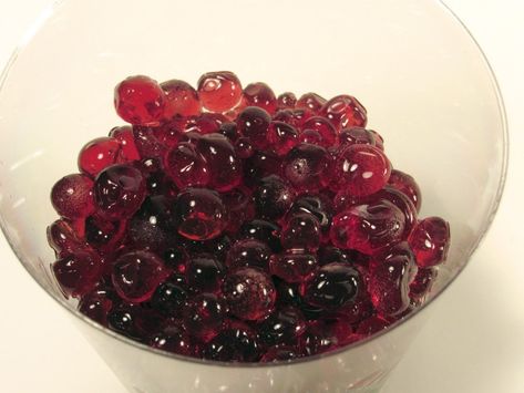 Gelatin pearls or "jello caviar" are surprisingly easy to make! Fruit Caviar With Gelatin, Fruit Pearls Diy, Popping Boba Recipe Gelatin, Agar Agar Pearls Recipe, Gelatin Boba, Popping Pearls Recipe, Juice Caviar, Food Pearls, Fruit Pearls