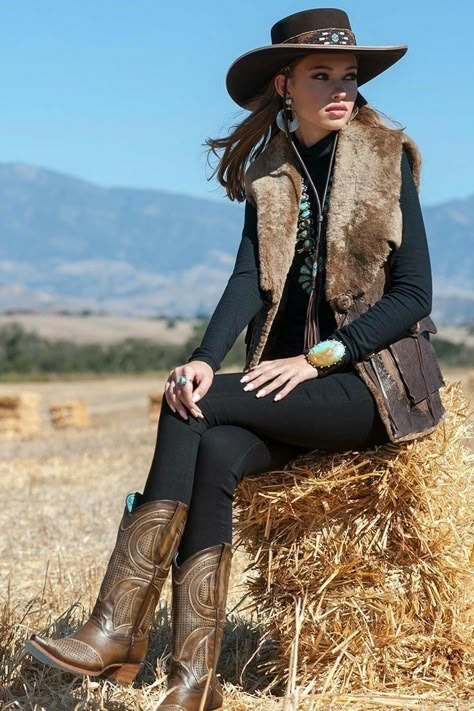 Winter Vaquera Outfits, Outfit Vaquero, Vaquera Outfits, Mode Country, Stile Boho Chic, Look Boho Chic, Cowgirl Style Outfits, Cowgirl Look, Wilde Westen