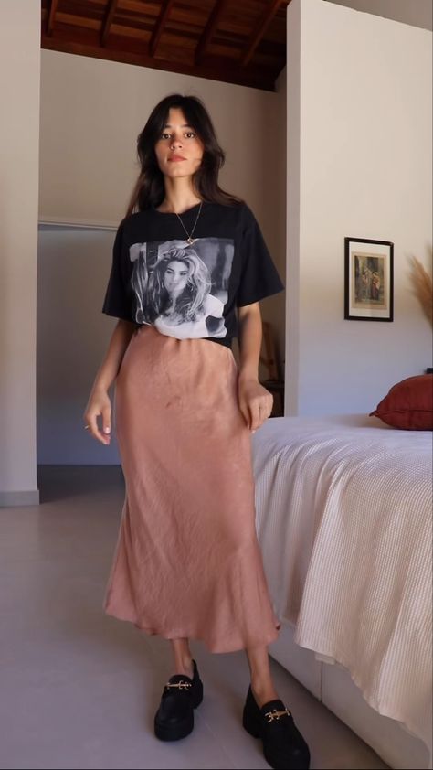 Midi Skirt Oversized Shirt, Clean Grunge Outfits, Skirt Tshirt Outfit, Tshirt With Skirt, Long Sleeve Tshirt Outfit, Tshirt Skirt Outfit, Euro Outfits, Clean Grunge, Secondhand Embarrassment