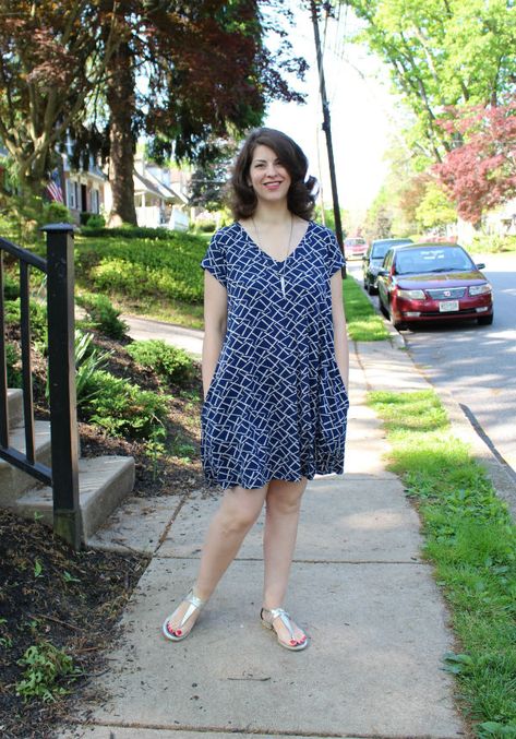 How to make a trapeze dress from a t shirt pattern Trapeze Dress Pattern, Spring Summer Capsule Wardrobe, Sewing Projects Clothes, Pattern Hack, Tees Pattern, Summer Capsule Wardrobe, Easy To Sew, Trapeze Dress, Sewing Design