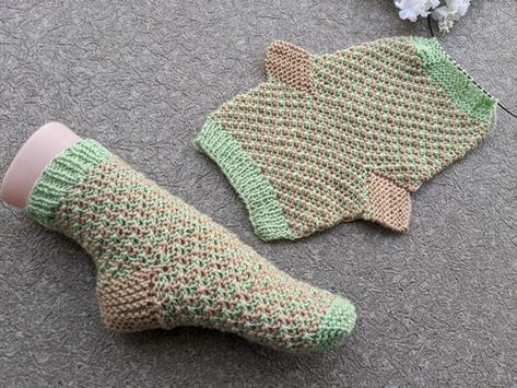 Flat Two-color Socks Sock Loom, Fingerless Gloves Knitted Pattern, Mosaic Knitting, Knitting For Charity, Flat Pattern, Baby Hat Knitting Pattern, Color Socks, Baby Sweater Knitting Pattern, Knit Leg Warmers