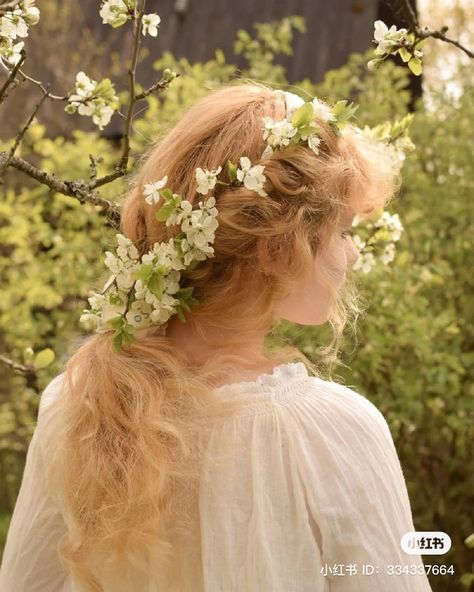 Cottage Core Hairstyles, Cottage Core Hair, Cottagecore Hairstyles, Cottagecore Hair, Princess School, Bloom Hair, Cottage Core Wedding, Cottagecore Wedding, Medieval Hairstyles