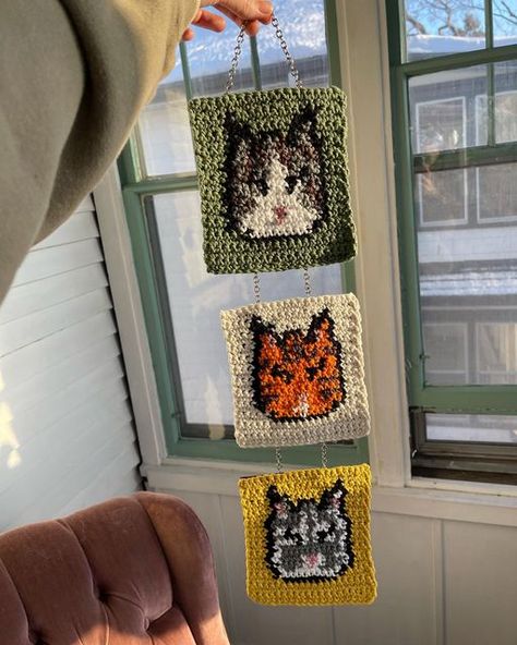 Wallhanging Crochet Patterns, Crochet Cat Wall Hanging, Cats Alpha Pattern, Crochet Wall Decor Ideas, Wall Crochet Decor, Crochet Cat Tapestry, Crochet Wall Tapestry, Funky Crochet Patterns, Crochet Wall Hanger