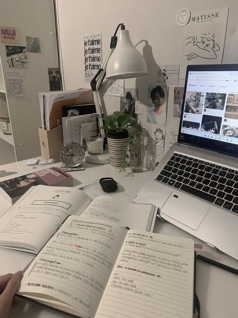 sam ࿔ on Twitter: "preparing for the week ahead https://t.co/OUZb2Fh3SH" / Twitter School Esthetics, Cosmo Aesthetic, Obsessive Artist, Notes Studying, Study Desk Decor, School Bag Essentials, Study Related, Study Stationery, Academic Validation