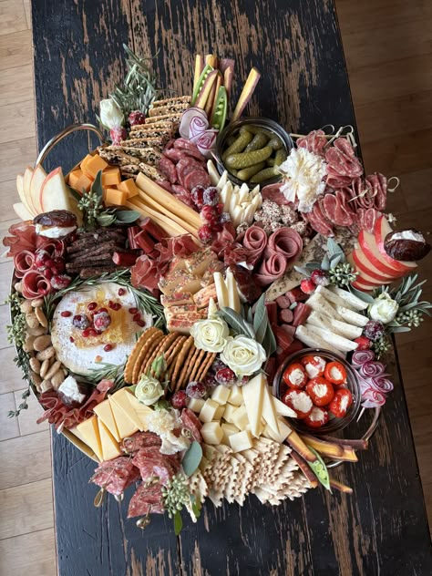 Russian Charcuterie Board, January Charcuterie Board, Charcuterie Board Ideas New Years Eve, Charcuterie Board Ideas For Wedding, Nacho Charcuterie Board, Charcuterie Board Ideas Brunch, Graze Board Ideas, New Years Eve Charcuterie Board, Appetizer Veggie