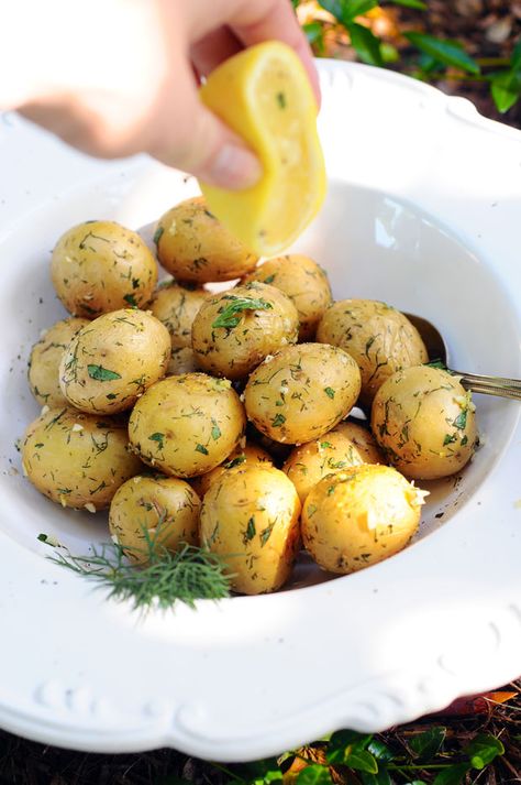 Lemon & Dill Tiny Taters @miniature_moose -- #GlutenFree #DairyFree #Vegan Country Food, Yummy Veggies, Lemon Dill, Yukon Gold, Vegan Sides, Baby Potatoes, Vegan Appetizers, Potato Dishes, Side Dishes Easy