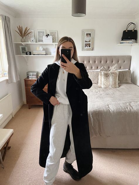 Joggers And Coat Outfit, Long Black Coat Outfit Casual White Sneakers, Long Coat And Hoodie Outfit, Long Black Coat Outfit Winter Casual, Black Coat Outfit Winter Casual, Long Black Coat Outfit Casual, White Joggers Outfit, Black Coat Outfit Winter, Long Black Coat Outfit