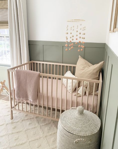 Ikea Desk Hack, Baby Nursery Inspiration, Baby Room Themes, Baby Room Neutral, Nursery Room Design, Girl Nursery Room, Baby Room Inspiration, Baby Boy Room Nursery, Green Nursery