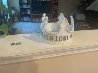 Senior Crown Aesthetic, Senior Crowns High School, Senior Crown Ideas Diy High Schools, Senior Boxes, Senior Year Diy, Senior 25, Senior Crown Ideas, Senior Year Things, Senior Year Fun