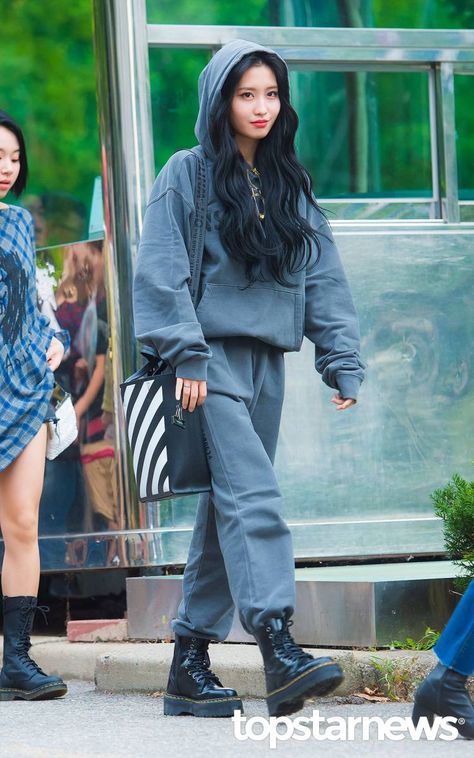 Momo Street Style, Momo Twice Outfit, Kpop Street Fashion, Momo Kpop, Airport Fashion Kpop, Korean Airport Fashion, Twice Momo, Tumblr Outfits, Hirai Momo