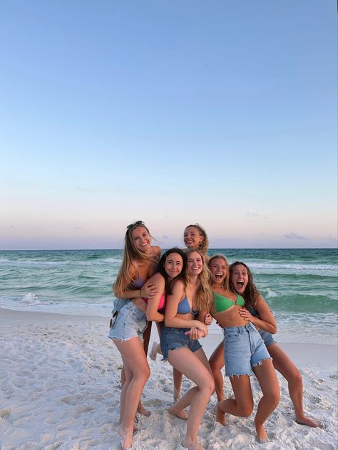 Girls Beach Trip Aesthetic, Senior Spring Break, Break Core, Florida Girls Trip Aesthetic, Summer Girls Trip, Florida Spring Break, Traveling Goals, Alabama College, Spring Break College