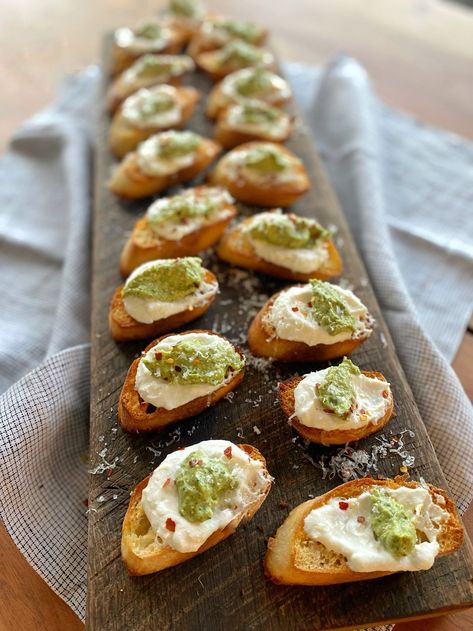 Pesto Ricotta Crostini, Ricotta And Pesto Recipes, Pesto Crostini, Pesto Ricotta, Pesto Crostini Appetizers, Pesto Appetizers, Ricotta Crostini, Ricotta Dip, Crostini Appetizers