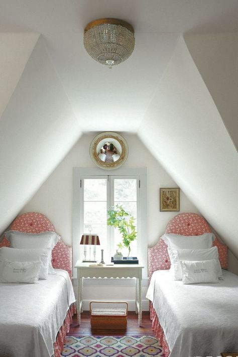 Attic Guest Room, Small Guest Bedroom, Bedroom Decorating Tips, Small Bedroom Layout, Guest Room Design, Guest Bedroom Decor, Attic Bedrooms, Small Bedroom Designs, Twin Beds