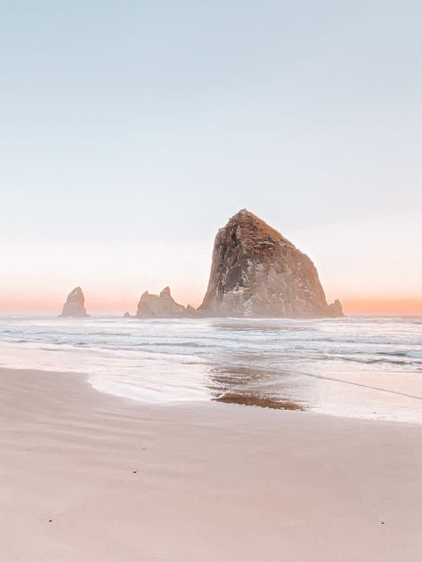 Oregon Cannon Beach, Canyon Beach Oregon, Canon Beach Oregon Photography, Pnw Beach Aesthetic, Oregon Beach Aesthetic, Oregon Coast Photography, Cannon Beach Aesthetic, Seaside Oregon Aesthetic, Cannon Beach Oregon Photography