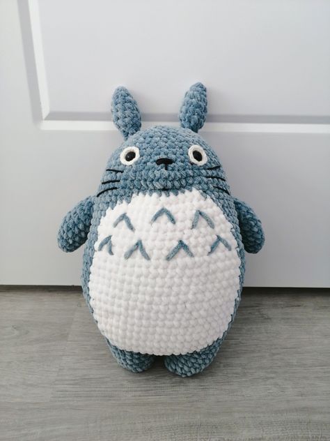 Totoro amigurumi soft toy Totoro Amigurumi, Crochet Totoro, Totoro Plush, Plushie Crochet, Big Plush, Amigurumi Toys, Cute Crochet, Diy Crochet, Knitting Yarn