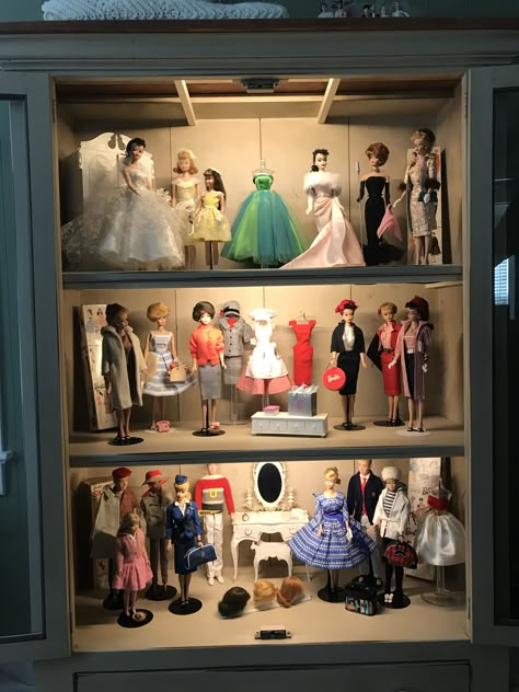 Vintage Barbie Display Ideas, Vintage Barbie Collection, Barbie Collection Display, Barbie Display Ideas, Barbie Mannequin, Barbie Display, Barbie Room, Barbie Shop, Play Barbie