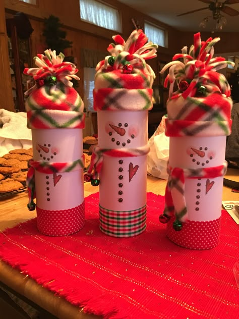 Pringle Can Christmas Crafts, Pringles Can Christmas Crafts, Tube Crafts Christmas, Pringle Can Crafts, Pringles Can Crafts, Pringles Can Ideas Christmas, Pringles Can Ideas, Pringles Tube Craft, Coffee Creamer Bottle Crafts