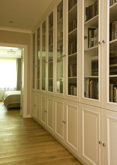 Closed Bookshelves, Bookshelf Inspiration, Book Cabinet, Built In Cabinets, Bedroom Furniture Design, Entry Foyer, Wall Cabinet, China Cabinet, Bookshelves