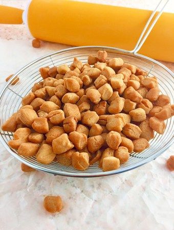 Nigerian Chin Chin Recipe, Nigerian Snacks, Chin Chin Recipe, Island Recipes, Mini Pie, Nigerian Recipes, Africa Food, African Cooking, Chin Chin