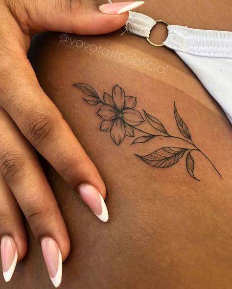 Florzinha delicada 😍 Deixa um ❤️ @vovotattoooficial #tattoo #tattoodelicada #tattoofeminina #vovotattoooficial #tatuagensfemininas #tatuagensdelicadas #fineline #finelinetattoo #tatuagemfeminina Covered Tattoo Ideas, Waist Hip Tattoo, Lower Hip Tattoos Women, Waist Line Tattoos For Women, Dainty Hip Tattoos Women, Ribs Tattoo For Women, Hibiscus Tattoo Ideas, Tattoo Shoulder Women, Rib Cage Tattoos For Women