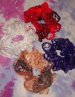 Life Is Good: Sashay yarn ponytail holders.. How to make your own scrunchies Sashay Yarn Wreath Free Pattern, Ruffle Yarn Projects, Sashay Yarn Projects, Sashay Crochet, Ruffle Yarn, Sashay Yarn, Yarn Projects Crochet, Crochet Ruffle Scarf, Fabric Necklaces