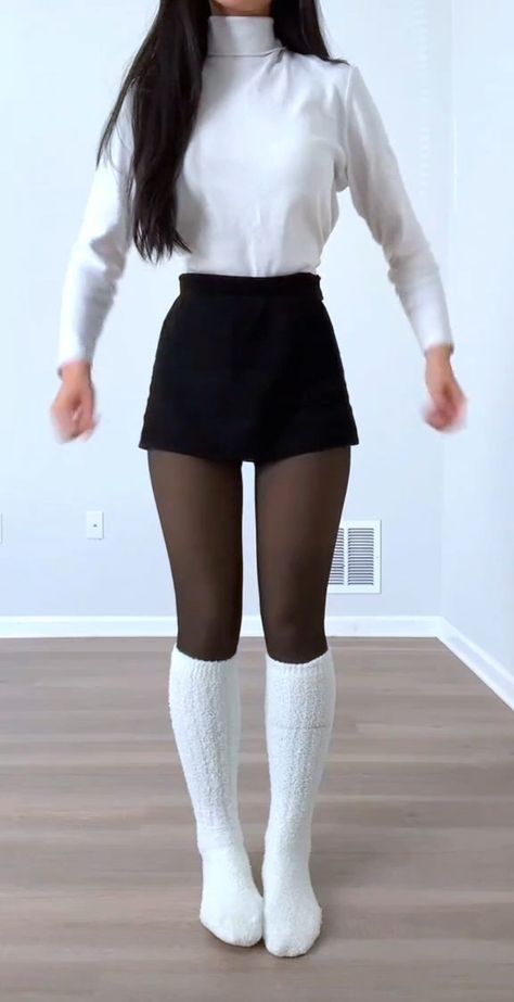 Black Shorts And Tights, White Tights Outfit Winter, Shorts With Stockings Outfits, Black Nylons Outfit, Shorts And Tights Outfit, Tights With Shorts, Uni Fashion, Dark Academia Outfit, Nike Socks