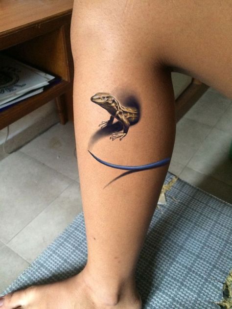 kleines 3D Tattoo Eidechse am Unterschenkel 3d Gecko Tattoo, Gecko Tattoo Design, Lizard Tattoo Design, Tattoo Lizard, Tattoo Main, Tato 3d, Gecko Tattoo, Tatoo 3d, Amazing 3d Tattoos