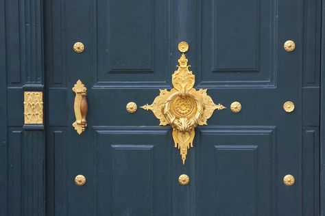 Italian Stuffed Artichokes, Black Homes, Stuffed Artichokes, Antique Door Knockers, Unique Front Doors, Door Knockers Unique, Front Door Hardware, House Front Door Design, Home Decor Entryway