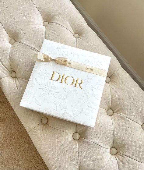 Wishlist Old Money, Perfume Christmas, Christmas Gifts Ideas, Perfume Box, Packaging Diy, Dior Perfume, Box Packaging Design, Holiday Sparkle, Money Aesthetic